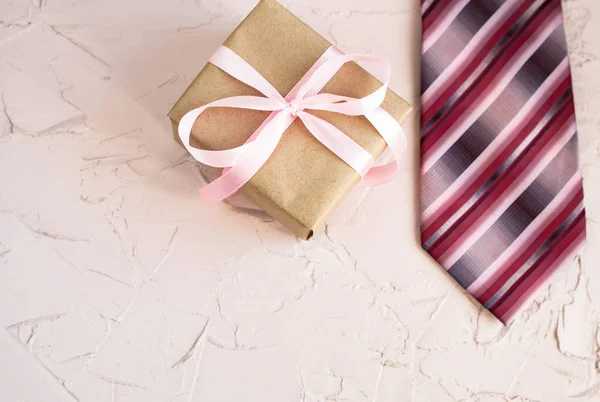 Feliz dia do pai com gravata e assistir em fundo bonito. Parabéns e presentes — Fotografia de Stock