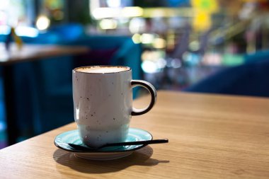 Kahve dükkanında kahve fincanı.