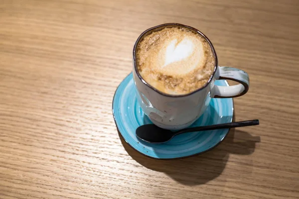 Belle tasse de café sur une table en bois — Photo