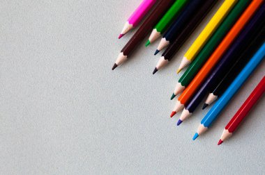 Beyaz arka plan, kopya alanı üzerinde renkli kalemler