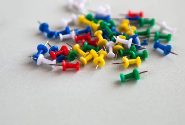 Beyaz arka planda çok renkli itme pimleri