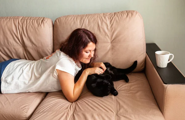 Girl Black Cat Couch Enjoy Time Home — Stock Photo, Image