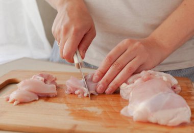 Tavuk filetosu dilimliyorum. Tavada kızarmış tavuk pişirmek..