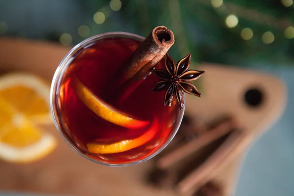 Glühwein Mit Gewürzen Und Ein Weihnachtsbaum Auf Grünem Hintergrund Nahaufnahme — Stockfoto