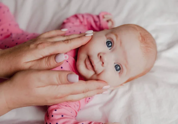 Ett Nyfött Barn Ligger Hemma Sängen Ler Och Tittar Kameran — Stockfoto