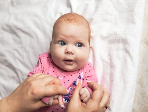 Nyfödd Bebis Ligger Hemma Sängen Ovanifrån — Stockfoto