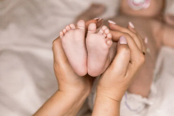 Föräldrar Håller Händerna Nyfödda Barn — Stockfoto