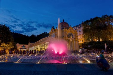 Gece ana sütun ve şarkı çeşme - Marianske Lazne merkezi (Marienbad) - Çek Cumhuriyeti 'nin batı kesiminde büyük ünlü Bohemya kaplıca kenti (bölge Karlovy Vary)