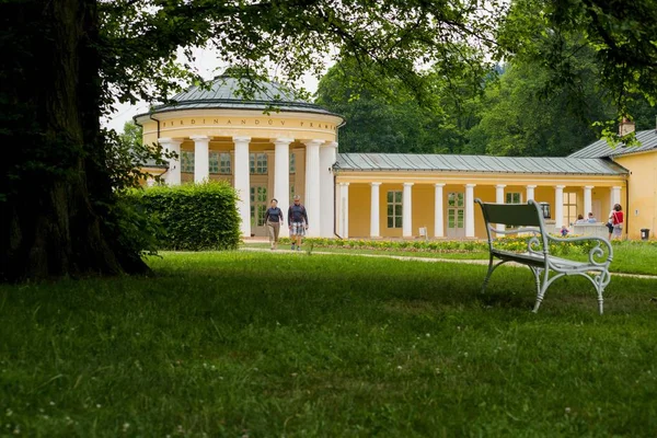Maden suyu kaynağı Ferdinand Colonnade - Marianske Lazne (Marienbad) - Çek Cumhuriyeti'nin batı kesiminde büyük ünlü Bohemya kaplıca kenti (bölge Karlovy Vary)