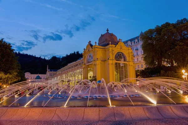 Gece ana sütun ve şarkı çeşme - Marianske Lazne merkezi (Marienbad) - Çek Cumhuriyeti 'nin batı kesiminde büyük ünlü Bohemya kaplıca kenti (bölge Karlovy Vary)