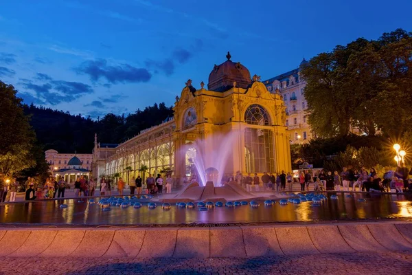 Gece ana sütun ve şarkı çeşme - Marianske Lazne merkezi (Marienbad) - Çek Cumhuriyeti 'nin batı kesiminde büyük ünlü Bohemya kaplıca kenti (bölge Karlovy Vary)