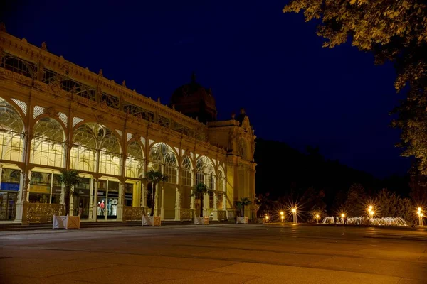 Gece - Marianske Lazne (Marienbad) - büyük ünlü bohem spa town Çek Cumhuriyeti (bölge Karlovy Vary batı kesiminde, ana colonnade)