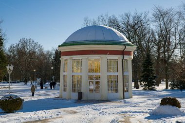Yaya bölgesi ve bahar pavyonu - tatil Frantiskovy Lazne merkezi (Franzensbad) - büyük Bohemya kaplıca kenti Çek Cumhuriyeti'nin batı kesiminde tarihi şehir Cheb kuzeyinde yer almaktadır