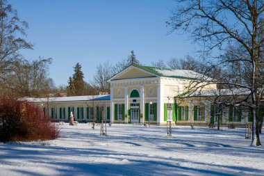 Maden suyu sütunlu yaylar - küçük kaplıca kenti Frantiskovy Lazne (Franzensbad) Çek Cumhuriyeti (bölge Karlovy Vary Batı kesiminde)