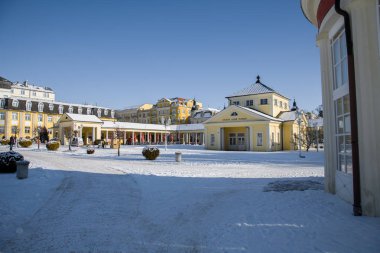 Çek Cumhuriyeti 'nin (Karlovy Vary bölgesi) batı kesimindeki Frantiskovy Lazne (Franzensbad) küçük spa kasabasının merkezi)