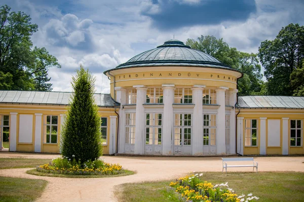 Maden Suyu Kaynağı Ferdinand Colonnade Küçük Batı Bohemya Kaplıca Kasabası — Stok fotoğraf