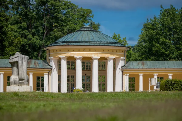 Kolonnade Mineralvannskilde Ferdinand Liten Bohemby Marianske Lazne Marienbad Tsjekkia – stockfoto