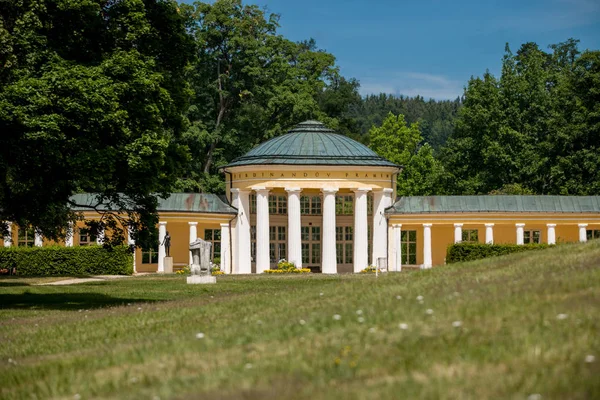 Ásványvizek Kolonnád Ferdinánd Kis Nyugati Cseh Fürdőváros Marianske Lazne Marienbad — Stock Fotó