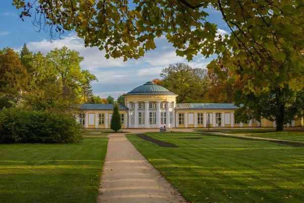 Maden suyu kaynağı Ferdinand Colonnade - küçük batı Bohemya kaplıca kasabası Marianske Lazne (Marienbad) - Çek Cumhuriyeti