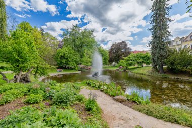 Küçük gölü olan merkez spa parkı - Batı Bohemya spa kasabasının merkezi Marianske Lazne (Marienbad) - Çek Cumhuriyeti