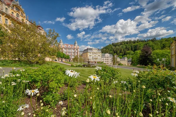 Słoneczny Dzień Park Uzdrowiskowy Plac Goethovo Namesti Typową Architekturą Uzdrowiskową — Zdjęcie stockowe