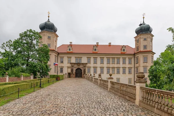 位于捷克共和国波希米亚中部布拉格附近的布雷迪高地风景秀丽的四边形城堡 位于Mnisek Pod Brdy — 图库照片
