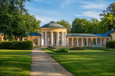 Batı Bohemya 'nın küçük spa kasabası Marianske Lazne' de (Marienbad) maden suyu kaynağı kolonisi - Çek Cumhuriyeti