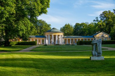 Batı Bohemya 'nın küçük spa kasabası Marianske Lazne' de (Marienbad) maden suyu kaynağı kolonisi - Çek Cumhuriyeti