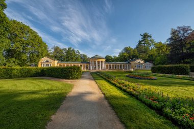 Batı Bohemya 'nın küçük spa kasabası Marianske Lazne' de (Marienbad) maden suyu kaynağı kolonisi - Çek Cumhuriyeti