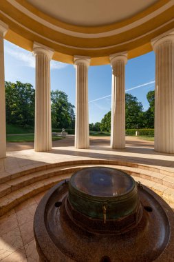 Marianske Lazne, Çek Cumhuriyeti - 4 Temmuz 2020: Ferdinand maden suyu kaynağı Colonnade (Ferdinanduv pramen) - Batı Bohemya spa kasabası Marianske Lazne (Marienbad)