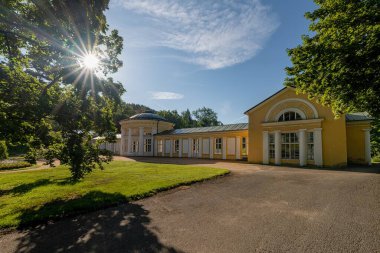 Batı Bohemya 'nın küçük spa kasabası Marianske Lazne' de (Marienbad) maden suyu kaynağı kolonisi - Çek Cumhuriyeti
