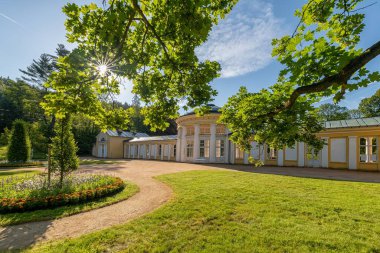 Batı Bohemya 'nın küçük spa kasabası Marianske Lazne' de (Marienbad) maden suyu kaynağı kolonisi - Çek Cumhuriyeti