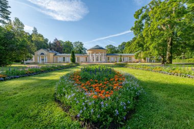 Batı Bohemya 'nın küçük spa kasabası Marianske Lazne' de (Marienbad) maden suyu kaynağı kolonisi - Çek Cumhuriyeti