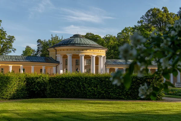 Colonnade Kivennäisveden Lähde Pienessä Läntisessä Bohemian Kylpylä Kaupunki Marianske Lazne — kuvapankkivalokuva