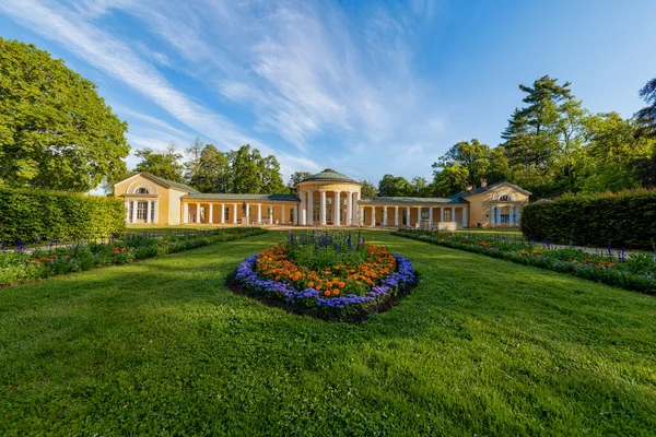 Batı Bohemya 'nın küçük spa kasabası Marianske Lazne' de (Marienbad) maden suyu kaynağı kolonisi - Çek Cumhuriyeti