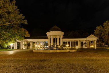 Geceleri kaplıca mimarisi - Marianske Lazne - Çek Cumhuriyeti