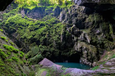 Macocha Uçurumu 138.5 metreden daha derindir ve Çek Cumhuriyeti ve Orta Avrupa 'daki' hafif çukur 'türünün en büyük subatanıdır..