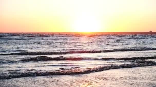 Ηλιοβασίλεμα στη θάλασσα το καλοκαίρι. Ο ήλιος καθρεπτίζεται στα κύματα, αργή κίνηση — Αρχείο Βίντεο