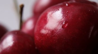Bir su akışı olgun kiraz aşağı bırak. Yakın çekim makro çekim, ağır çekim.