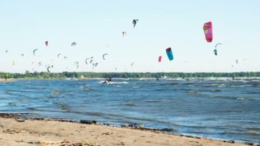 Kitesurfers dalgalar üzerinde yaz aylarında deniz rüzgarlı havalarda aşırı su rekreasyon binmek
