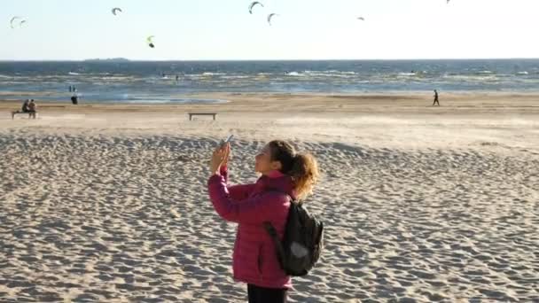 Chica turistas tomando fotos en su teléfono inteligente de las gaviotas en el mar — Vídeo de stock