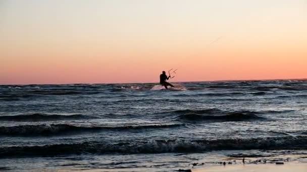 Sylwetka kitesurfer na morzu o zachodzie słońca latem, Zamknij się, zwolnionym tempie — Wideo stockowe