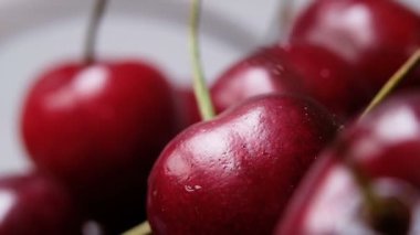 Olgun kiraz berry, yavaş hareket ile su düştü damla