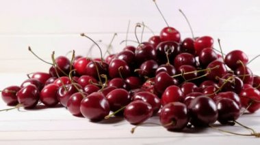 Eller çilek beyaz izole zemin üzerine al.