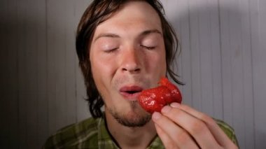 Avrupa adamdır iştah açıcı çilek bir yakın çekim, ağır çekim yiyor.