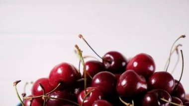 Bir beyaz izole arka plan üzerinde plaka kiraz çilek ile döner