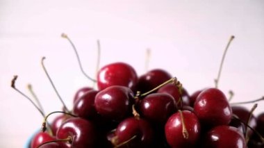 Kiraz çilek beyaz izole zemin üzerinde ağır çekim iplik plaka.