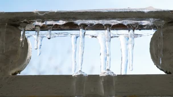 Dripping icicles, icicles melting on the balcony, spring drops, thawing — Stock Video