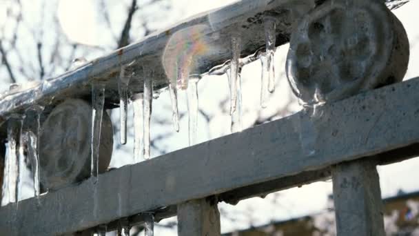 Despejando icicles, icicles derretendo em uma varanda em um prédio histórico antigo, gotas de primavera, descongelamento — Vídeo de Stock