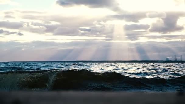 Meereswellen wüten im Sturm vor dem Hintergrund des Sonnenlichts bei Sonnenuntergang, Zeitlupe — Stockvideo